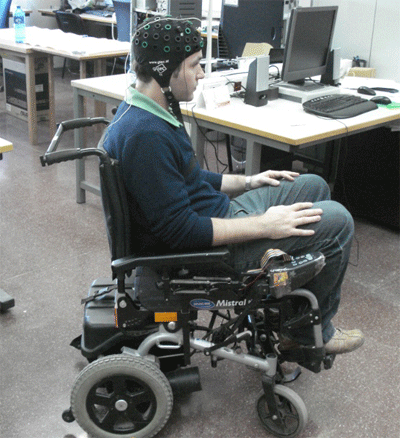Imaginar movimientos de la mano derecha y de la mano izquierda o del pie permitiría controlar la silla de ruedas en todas direcciones, es decir, avanzar, retroceder y parar, así como girar a la derecha o la izquierda.