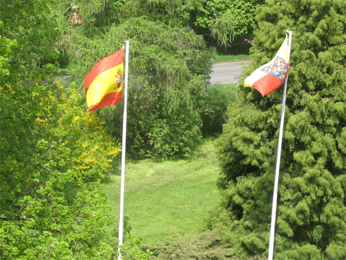 Enseñé a bailar sevillanas a los compañeros de mi empresa y en señal de confraternización colgaron la bandera española de la puerta durante un mes. Así lucía