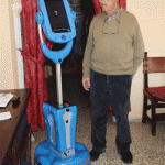 La plataforma robótica está equipada con cámara, monitor, micrófono y altavoces