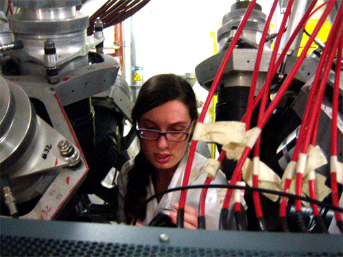 Marta monta uno de los detectores que utiliza en sus pruebas