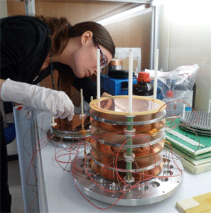 Montando el detector que los expertos utilizan para la medida del azufre-33