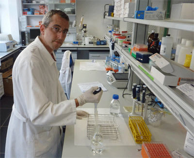 Javier S. Perona, en el laboratorio
