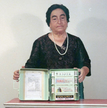 Ángela Ruiz Robles con su Enciclopedia Mecánica. Imagen: Wikipedia